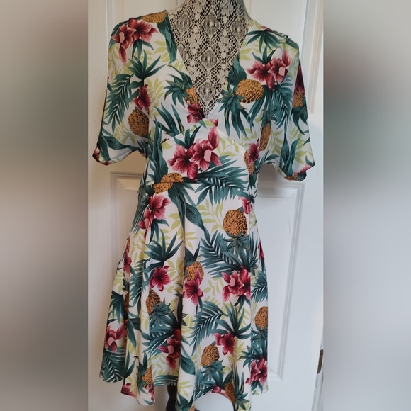 Tropical Symphony Dress with flowers and pineapples - Picture 7 of 7